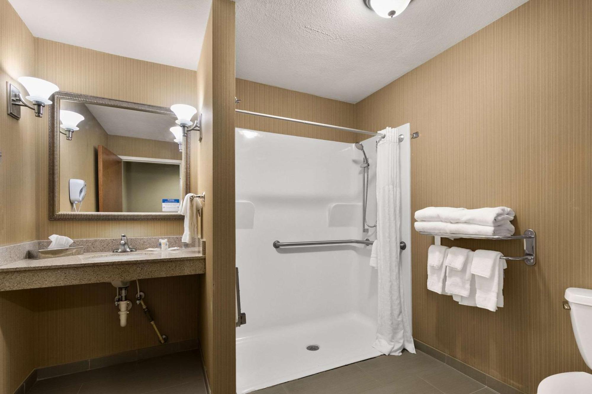 Comfort Suites Commerce Exterior foto